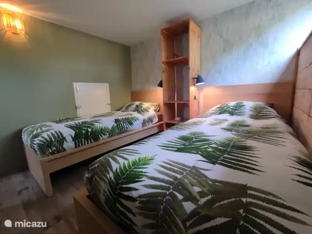 Elk bed heeft een leeslampje en een oplaadpunt